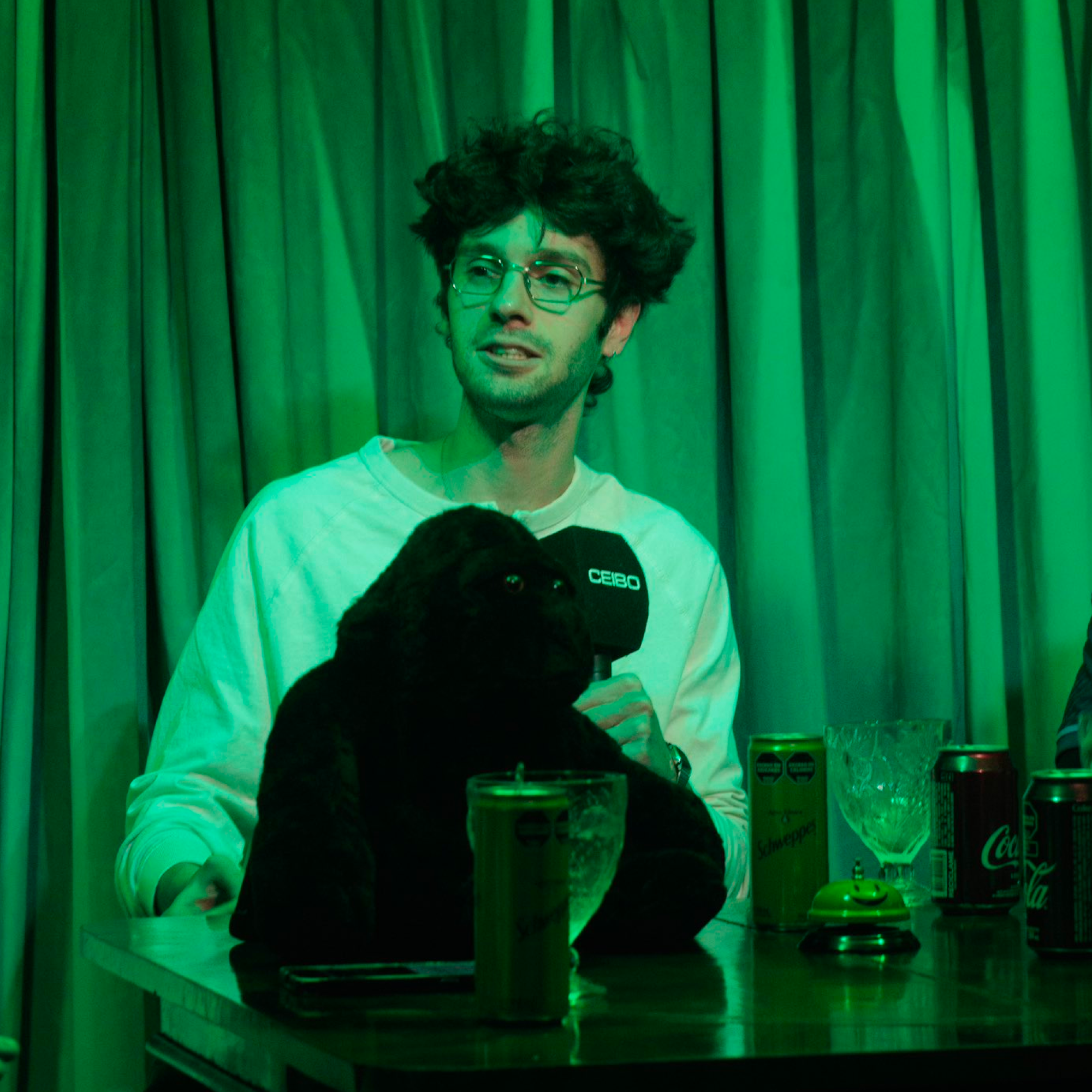 Host con micrófono CEIBO durante el programa