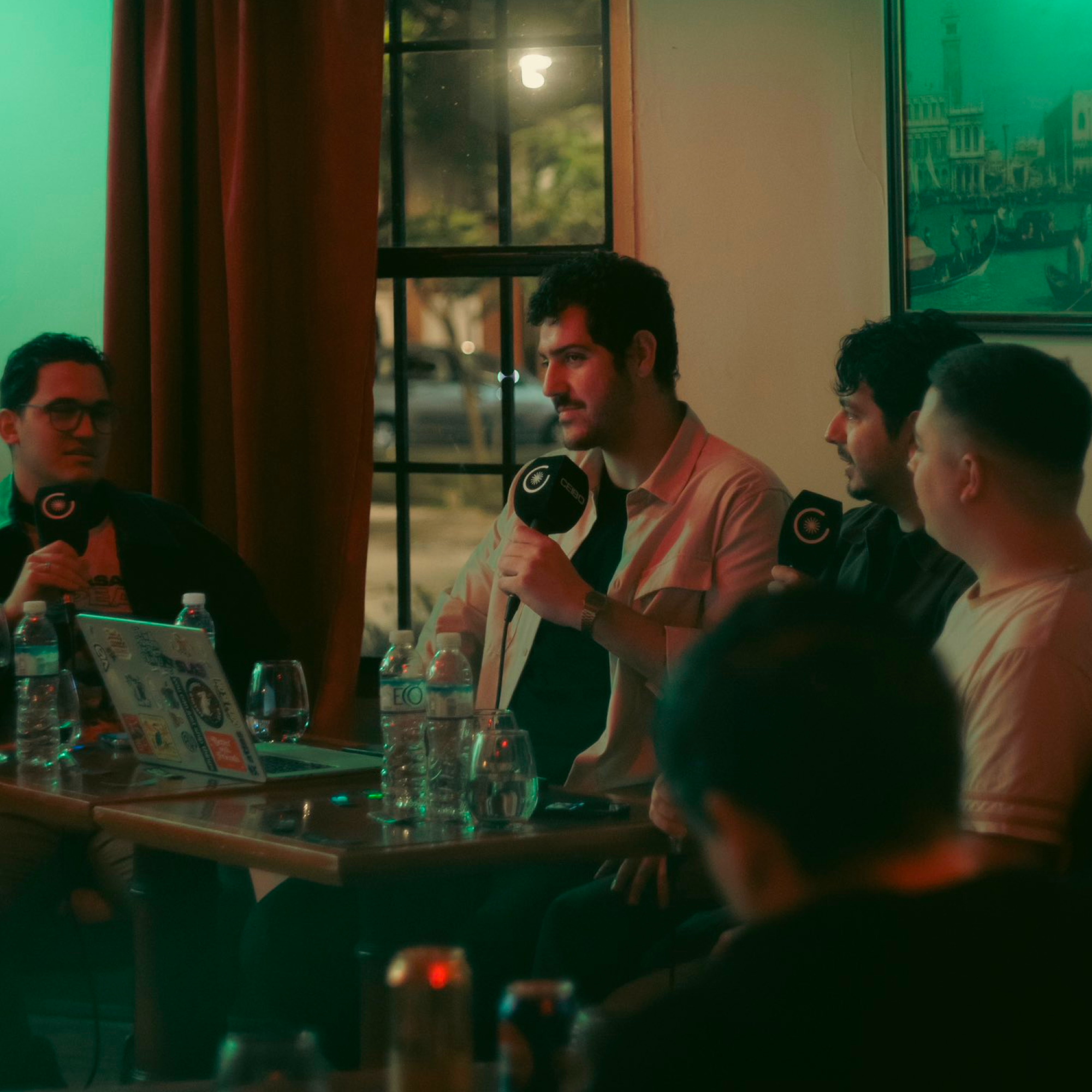Panel de invitados con micrófonos CEIBO en el set de SLA