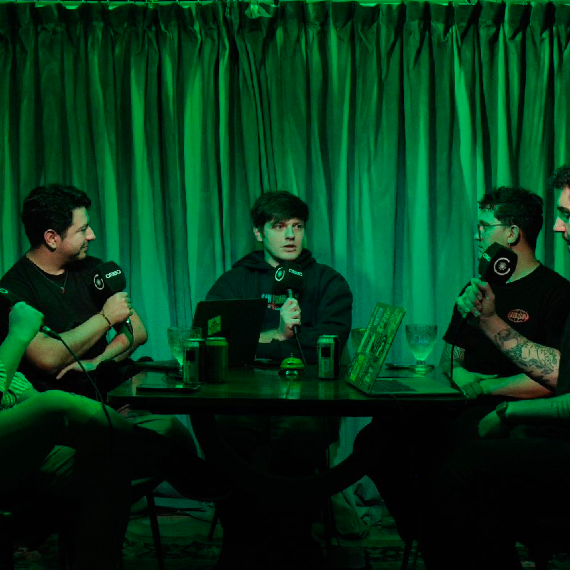 Cuatro invitados conversando en la mesa de SLA