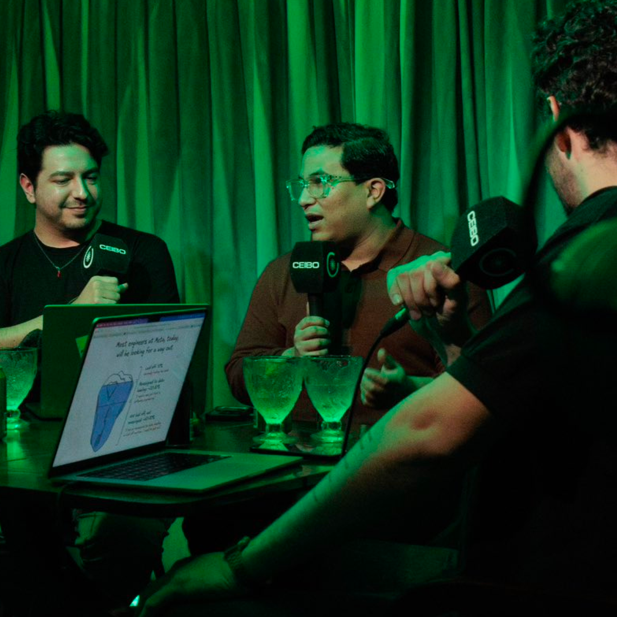 Hosts de SLA mostrando datos en la laptop durante la transmisión