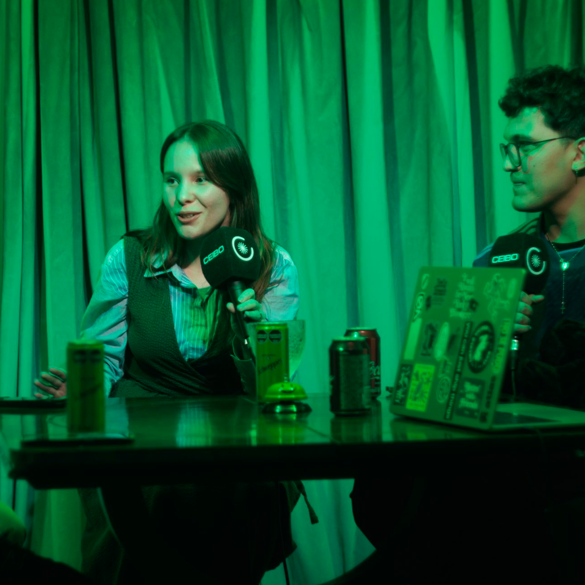 Invitada y host conversando en la mesa de SLA
